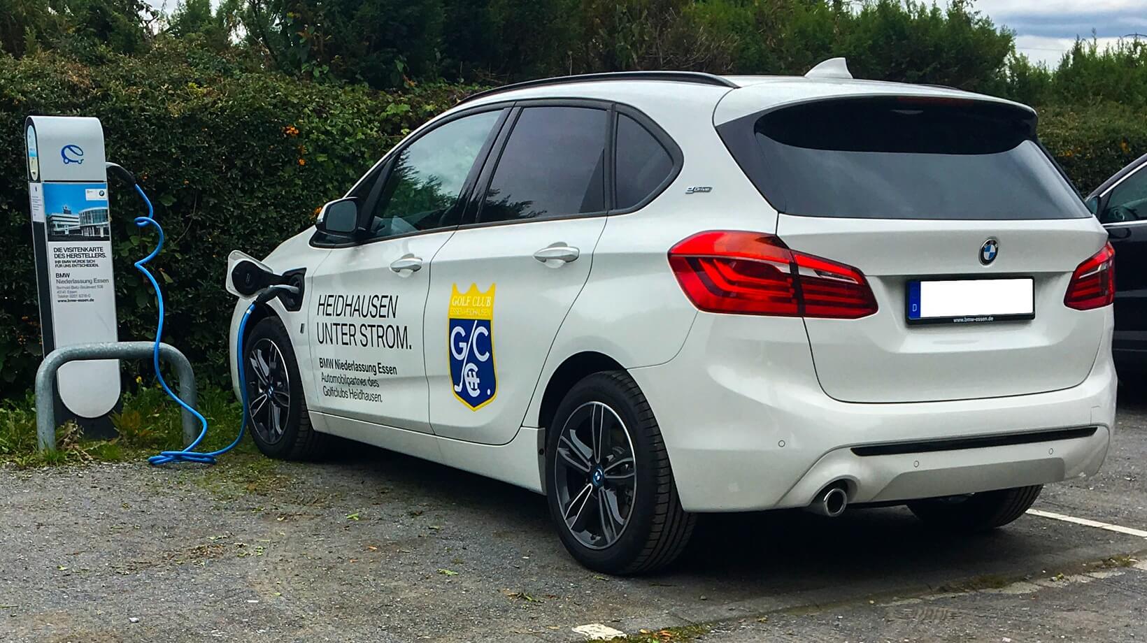 Elektro-Tankstelle und kostenloser Hybrid BMW für Mitglieder.